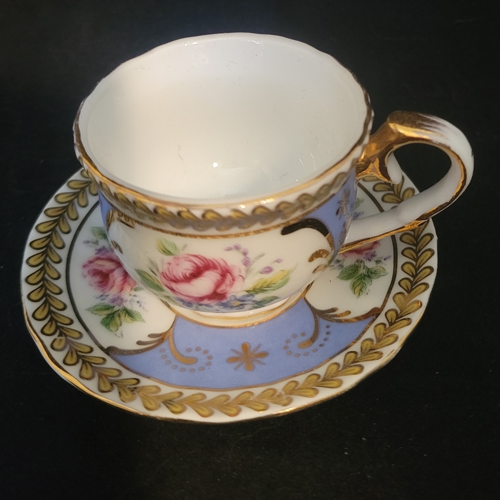 VINTAGE VICTORIA'S GARDEN PINK ROSES GOLD TRIM MINI TEACUP/CUP AND SAUCER.